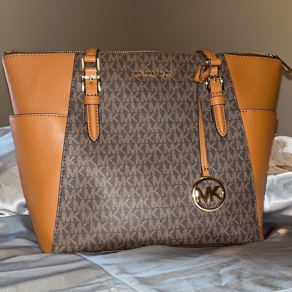 Beautiful authentic Michael Kors top zip tote bag.